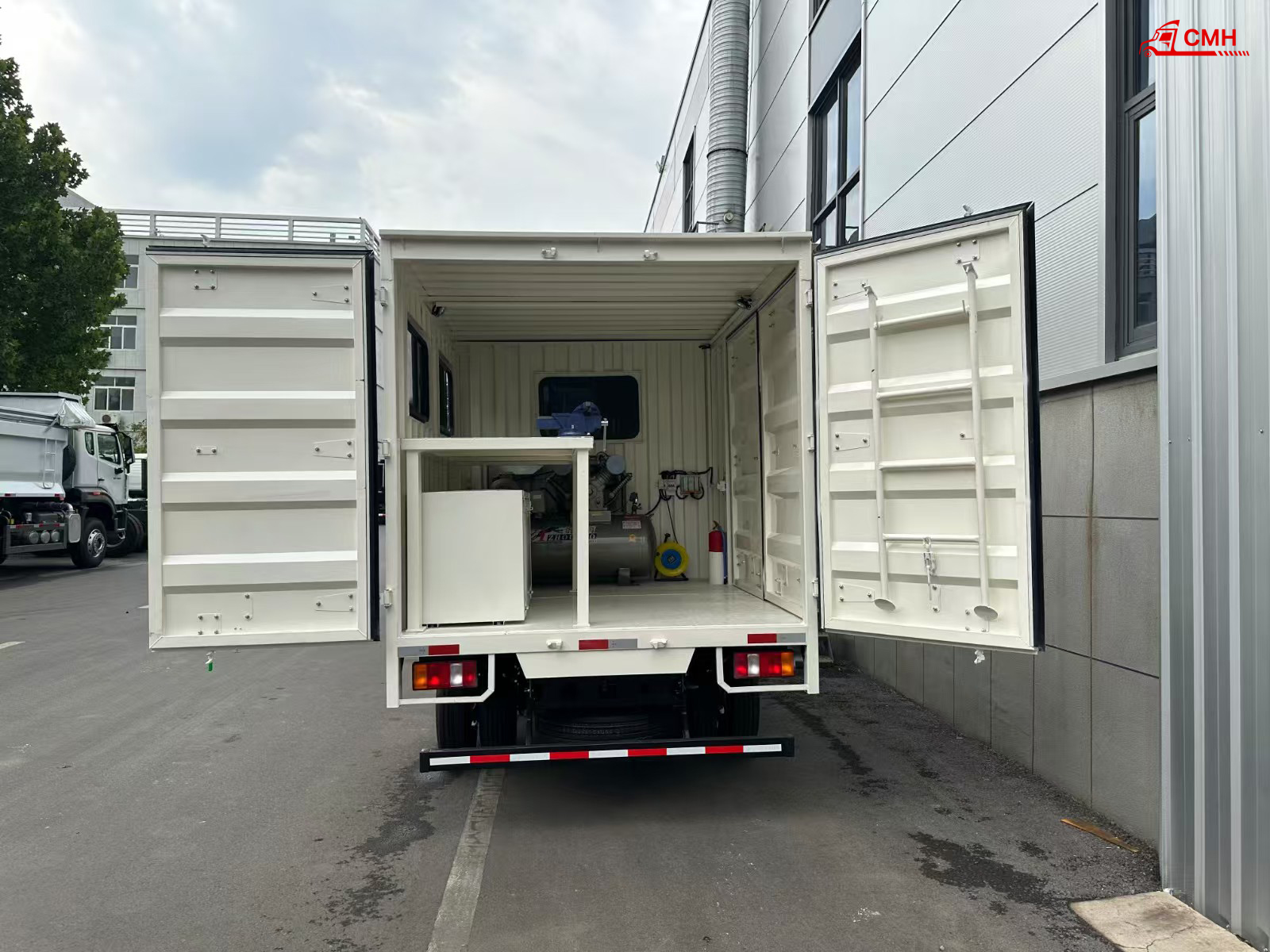 HOWO maintenance truck